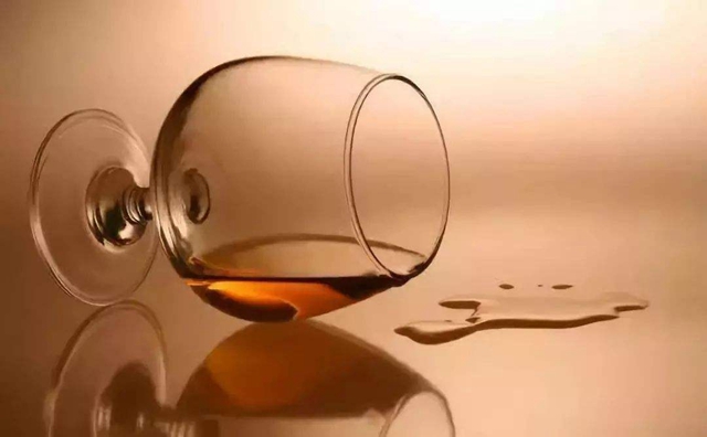 抖音酒瓶瓶高来酒杯杯低是什么歌